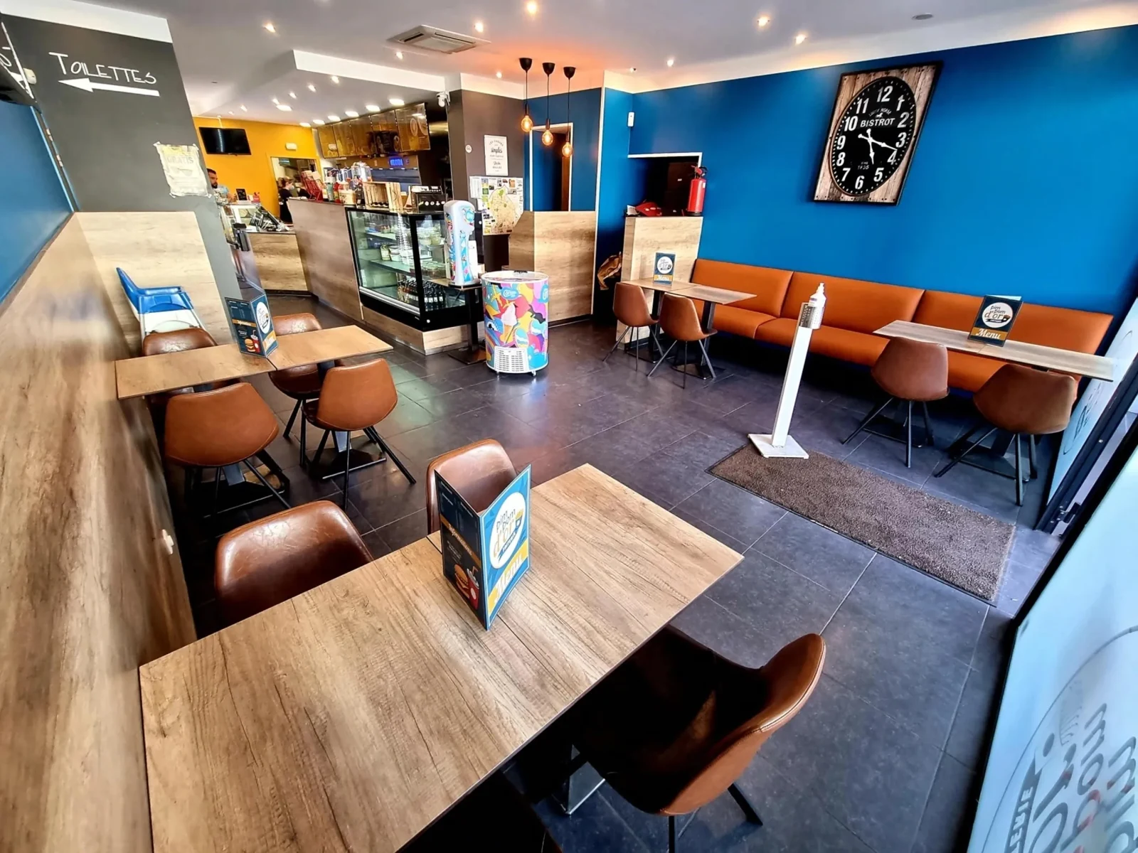 La salle du Pim Pom d’Or, ses murs bleus et ses fauteuils cognac